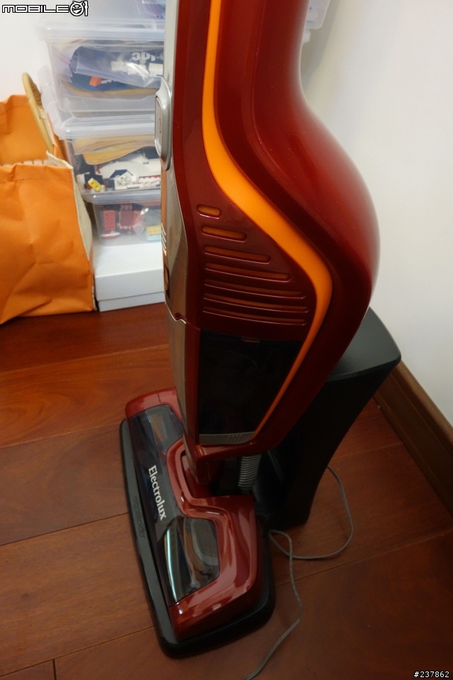 [開箱文] 伊萊克斯 完美管家第四代二合一鋰電充電吸塵器(ZB3012)