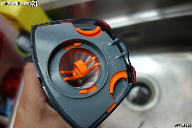 [開箱文] 伊萊克斯 完美管家第四代二合一鋰電充電吸塵器(ZB3012)