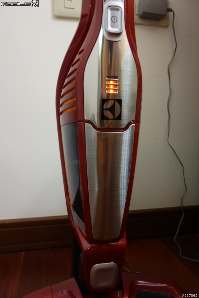 [開箱文] 伊萊克斯 完美管家第四代二合一鋰電充電吸塵器(ZB3012)