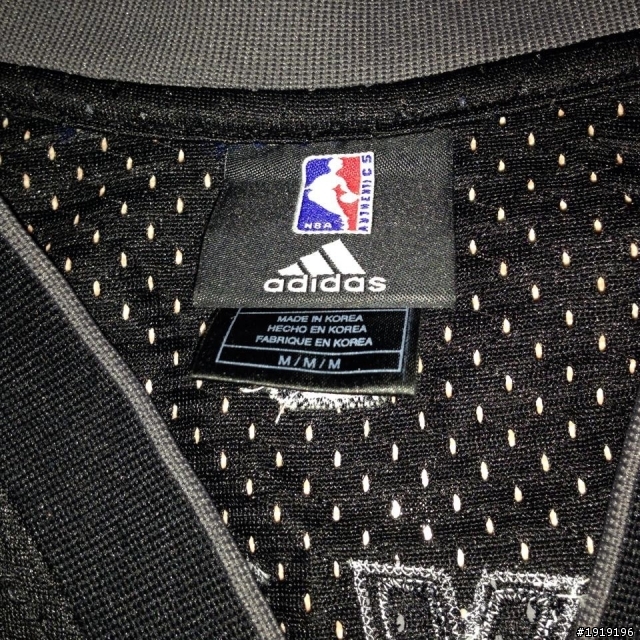 請教各位 KOBE全黑特殊版球衣的真假