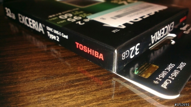 請問保固貼紙不在外盒上是正常的嗎？(TOSHIBA SDHC UHS-I)