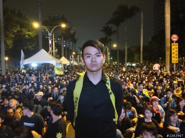 請問有高手能幫忙換掉背景嗎？