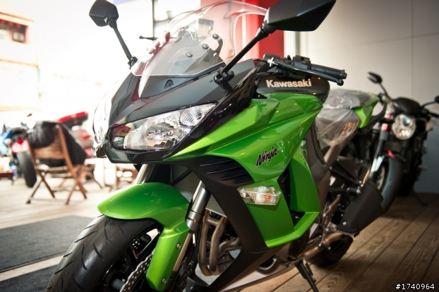 Kawasaki Ninja Z1000SX 開箱!! [警告：圖多慎入]