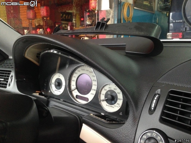 W211 儀錶板冷光維修