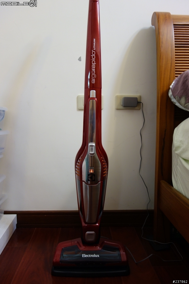 [開箱文] 伊萊克斯 完美管家第四代二合一鋰電充電吸塵器(ZB3012)