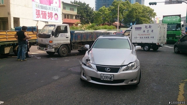 1030412 AM0940 新北市五股區 凌雲路一段和疏洪北路(防汛道路)口， 車禍，請好心人提供行車紀錄器畫面