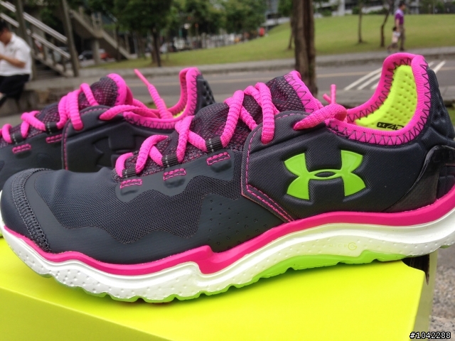 [開箱] 信仰科學的慢跑鞋-UNDER ARMOUR CHARGE RC 2