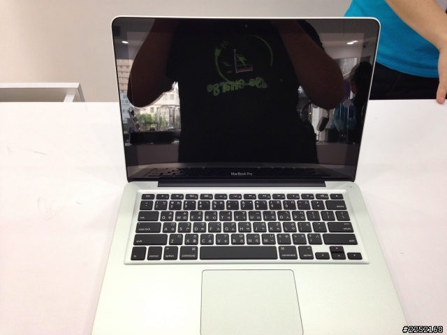 [開箱文]飛速的.....  Macbook  pro   13 .....