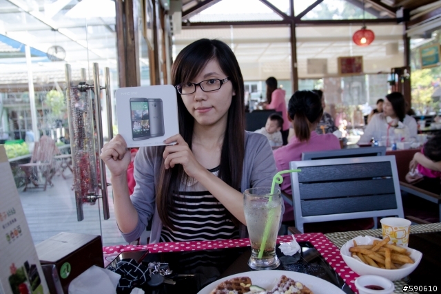 HTC ONE  M8  簡單開箱(內有惡犬  慎入)