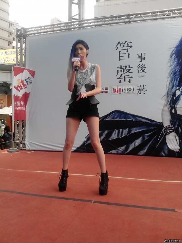 靚妹在唱歌