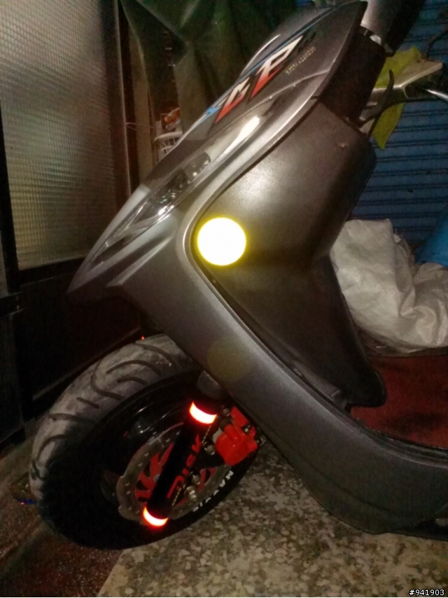 機車車身有貼反光貼紙的版友一起來蓋大樓吧~~~