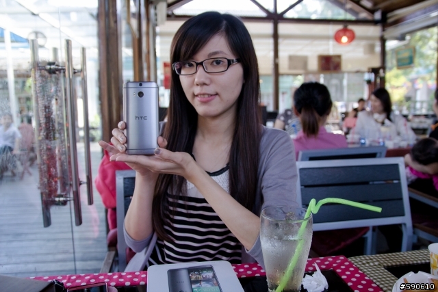 HTC ONE  M8  簡單開箱(內有惡犬  慎入)