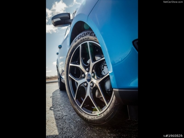 2015 ford focus sedan 4D版的MK3.5還蠻帥的 台福快點上吧..