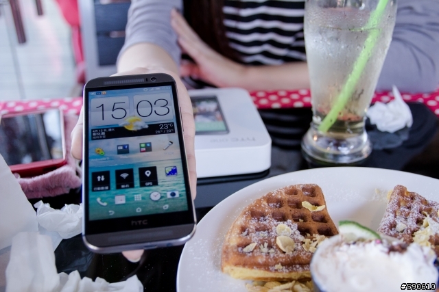 HTC ONE  M8  簡單開箱(內有惡犬  慎入)