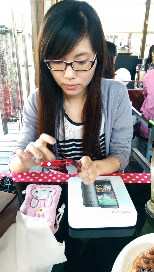HTC ONE  M8  簡單開箱(內有惡犬  慎入)