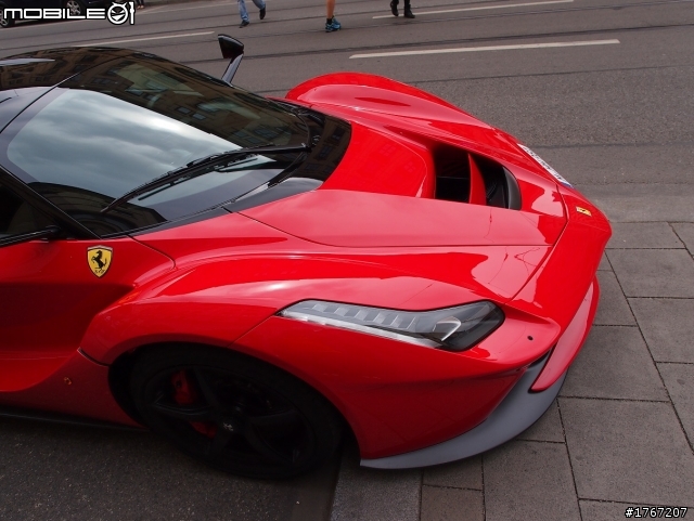 德國街頭巧遇馬王-LaFerrari