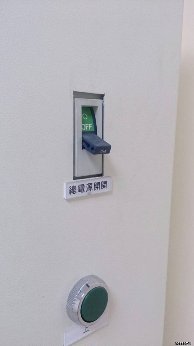 有沒有能裝在操作面板上的斷路器