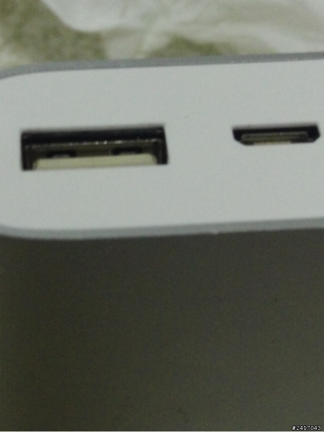 小米行動電源,USB接口過於裡面