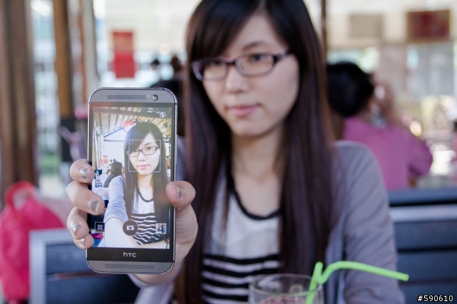 HTC ONE  M8  簡單開箱(內有惡犬  慎入)