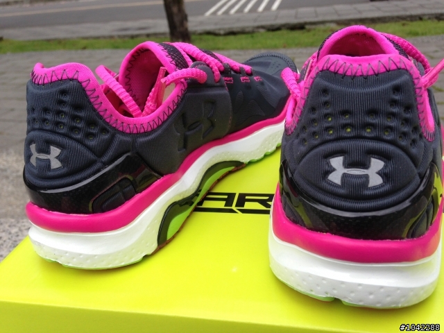 [開箱] 信仰科學的慢跑鞋-UNDER ARMOUR CHARGE RC 2