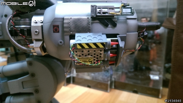 開箱~~~ Hot Toys 機器戰警 ED-209 ~^^~