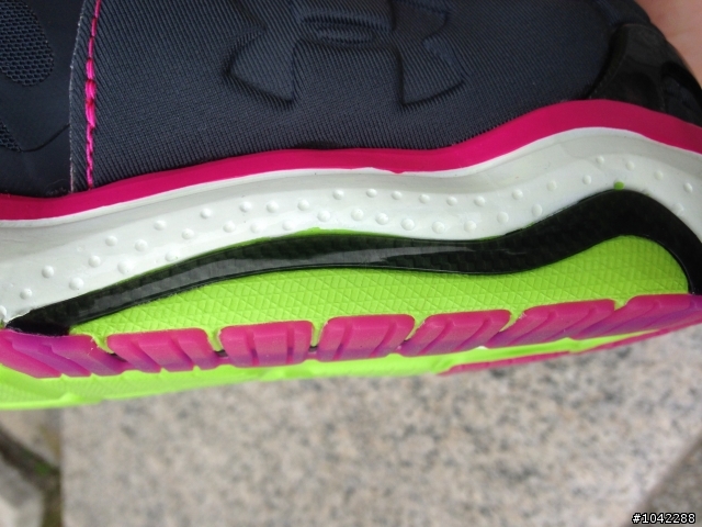 [開箱] 信仰科學的慢跑鞋-UNDER ARMOUR CHARGE RC 2