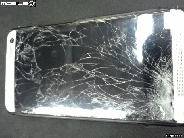 HTC 在泰國慘遭計程車輾過  奇蹟神還 佛祖保佑(煩請各位前輩推薦螢幕維修+外殼的台北維修)