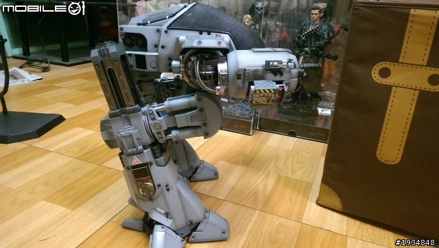 開箱~~~ Hot Toys 機器戰警 ED-209 ~^^~