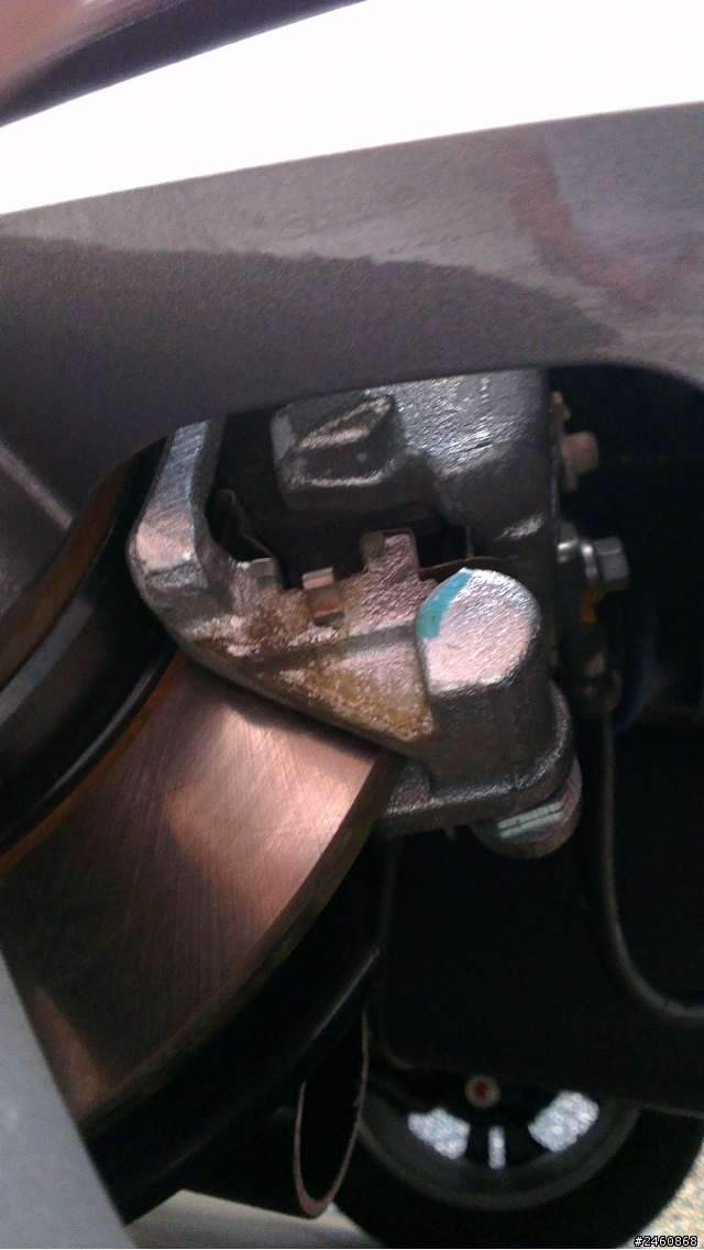 U6 車牌燈歪斜&後卡鉗掉漆....