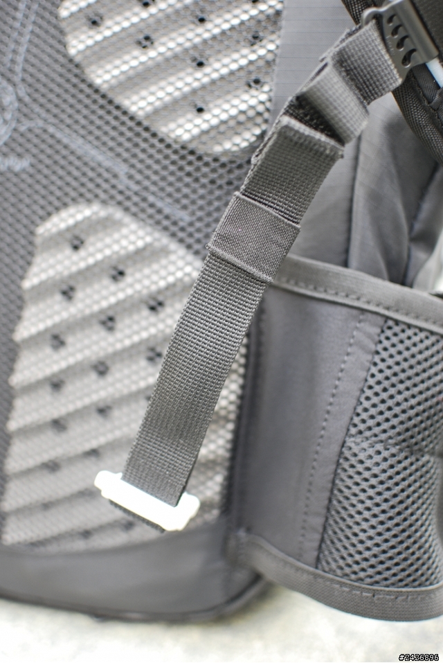 [開箱] 實用的運動風背包 - EVOC Explorer 30L