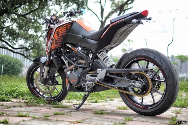輕巧暢快的都市遊俠 - KTM Duke 200