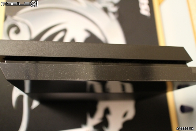 貼了 CYBER Gadget PS4 用本体保護膜