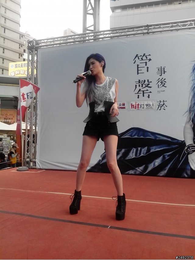 靚妹在唱歌