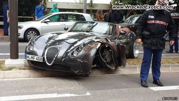 超速蜥蜴 Wiesmann Roadster MF5 限量版本被撞爛了 (轉貼)
