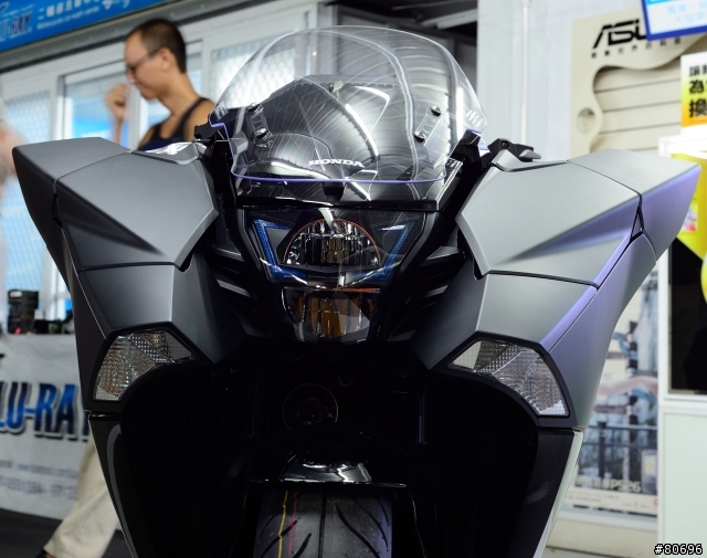 HONDA NM4 奶媽四夜間賞車