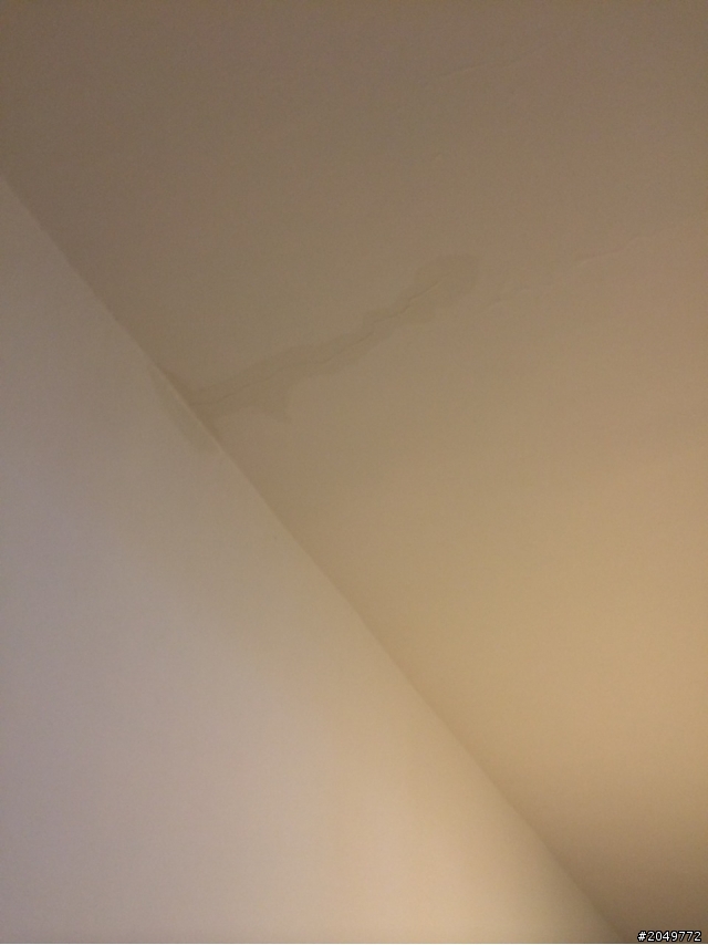 去年12月花錢做的頂樓防水,變這樣....求救