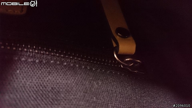 『簡易開箱』Burberry煙燻格紋郵差包。