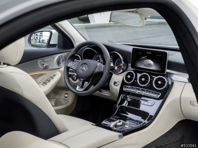 New C-Class (W205)內裝...據說 7月出現...若團購有人要參加嗎...?