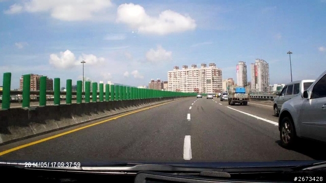 2014.05.17 高雄市，國道上行駛，賓士車違規跨越槽化線