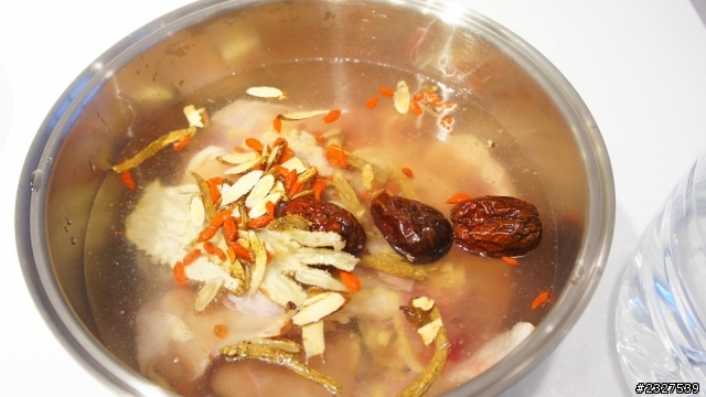 【電鍋料理】藥膳雞湯