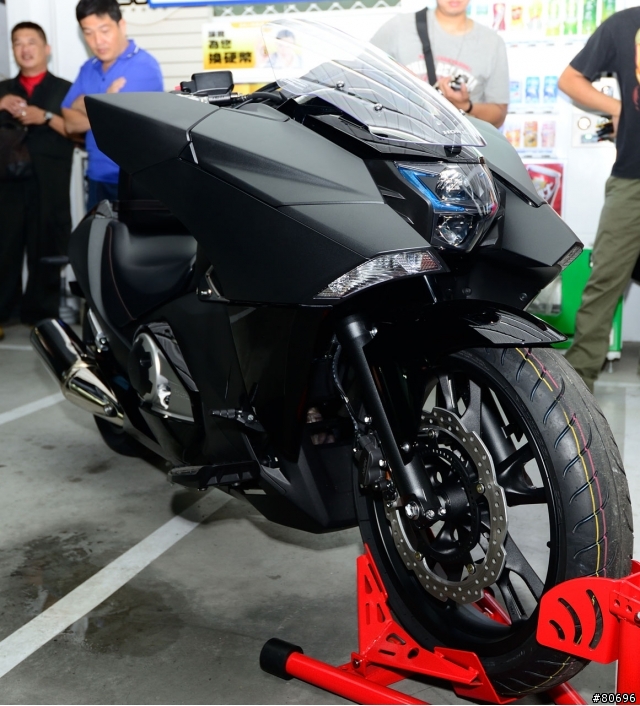 HONDA NM4 奶媽四夜間賞車