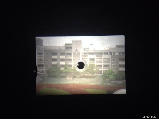 fm2 新買的Meyer Trioplan 50mm F2.9 紅V 裂像一半黑一半亮