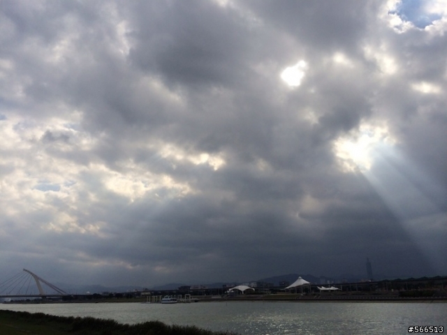 請慢行！基隆河右岸，自行車道上新生的小河蟹