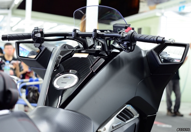 HONDA NM4 奶媽四夜間賞車