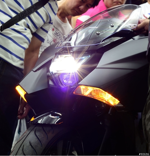 HONDA NM4 奶媽四夜間賞車