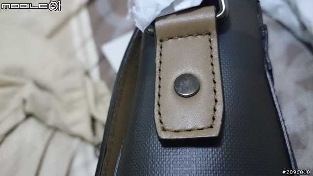『簡易開箱』Burberry煙燻格紋郵差包。