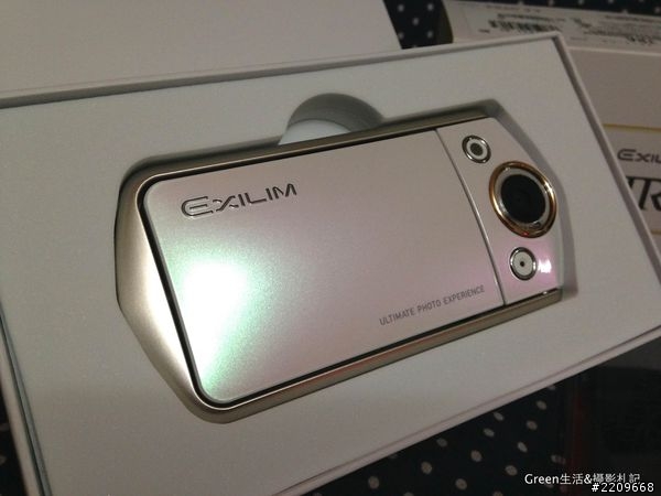 [開箱] 每個女孩都想擁有的夢幻工具，CASIO TR35自拍神器