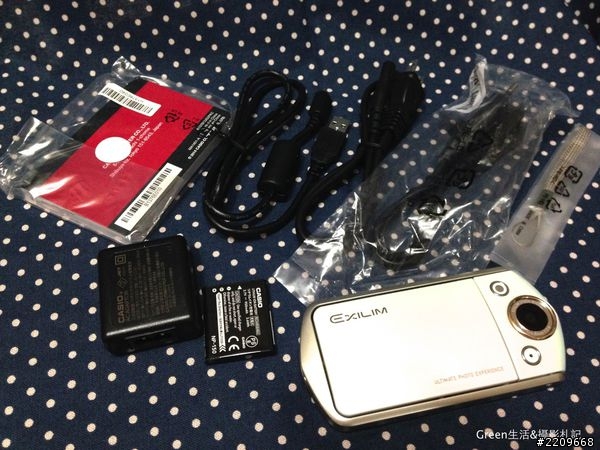 [開箱] 每個女孩都想擁有的夢幻工具，CASIO TR35自拍神器