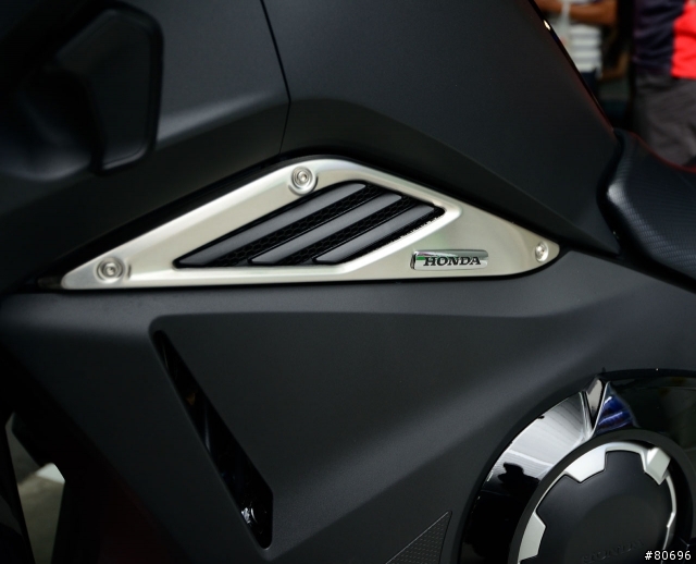 HONDA NM4 奶媽四夜間賞車