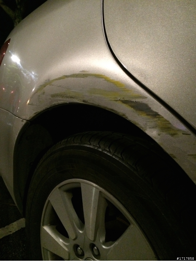 車子刮到牆壁，沾滿油漆，該怎麼處理？